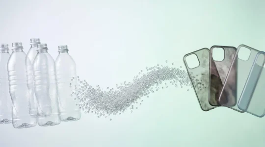Transformation de bouteilles plastiques en coque de smartphone écologique et durable
