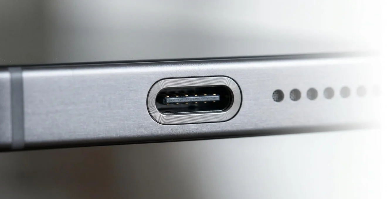Gros plan sur la tranche inférieure d'un smartphone moderne montrant les ports de connexion audio