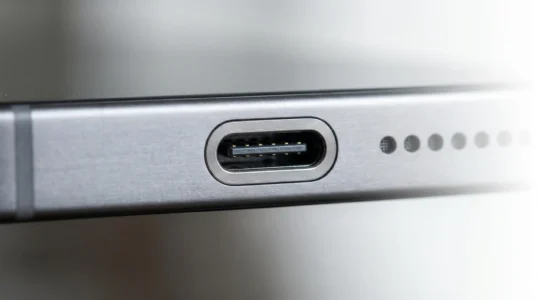 Gros plan sur la tranche inférieure d'un smartphone moderne montrant les ports de connexion audio